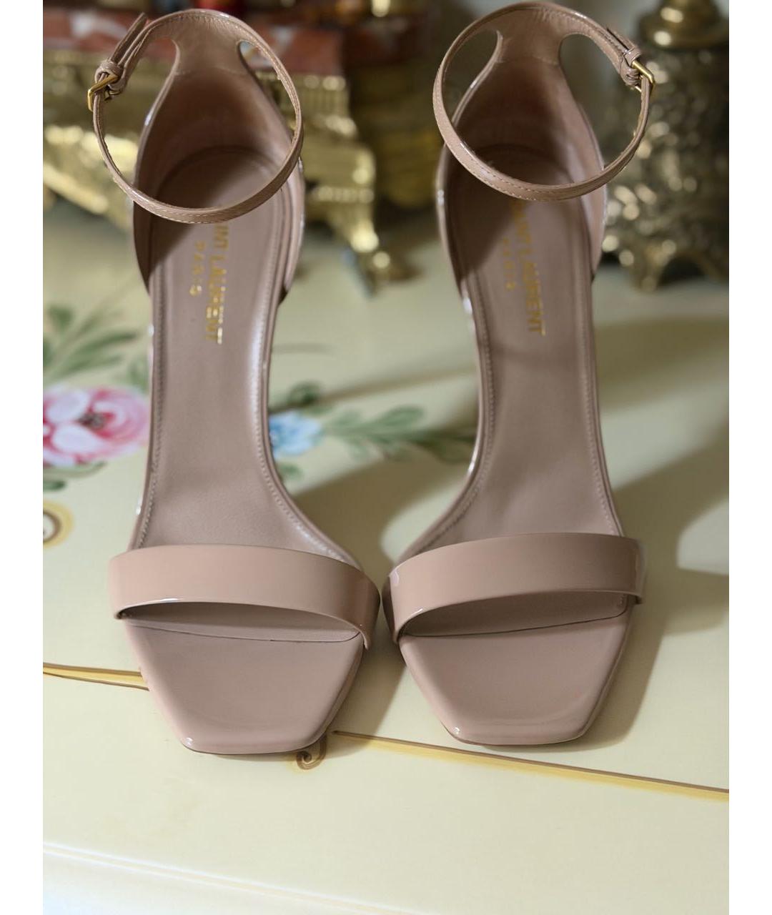SAINT LAURENT Бежевые босоножки из лакированной кожи, фото 2