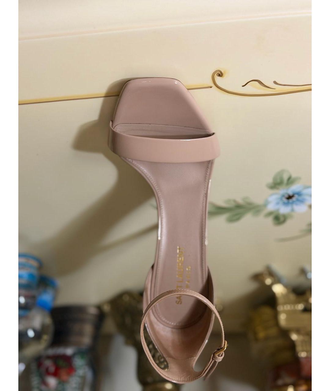 SAINT LAURENT Бежевые босоножки из лакированной кожи, фото 3