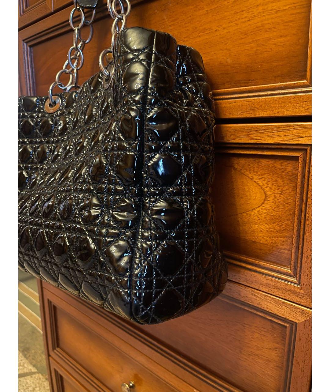 CHRISTIAN DIOR Черная сумка тоут из лакированной кожи, фото 5