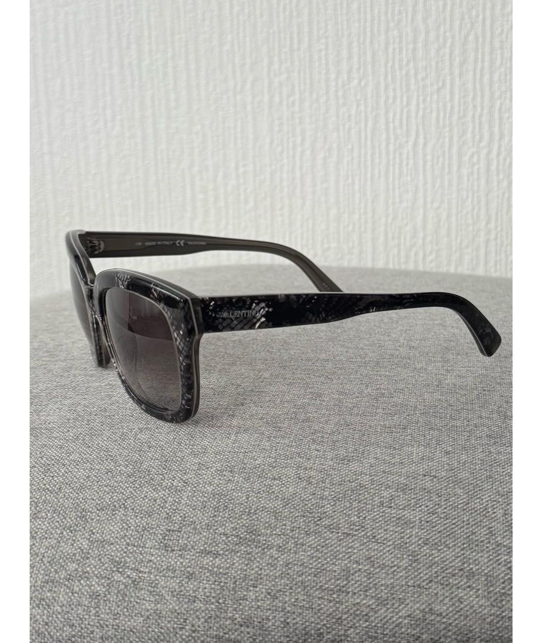 VALENTINO Серые пластиковые солнцезащитные очки, фото 2