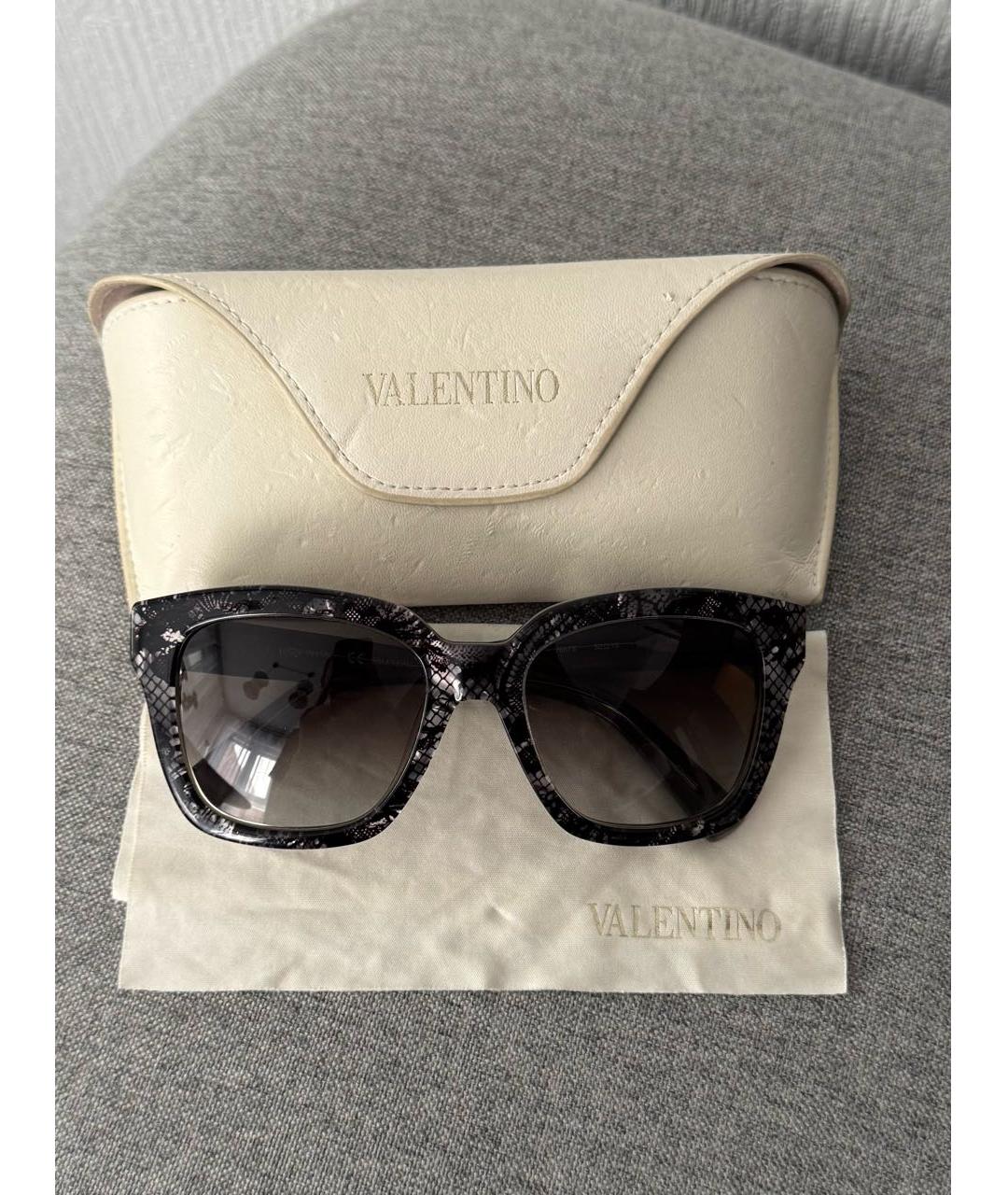 VALENTINO Серые пластиковые солнцезащитные очки, фото 4