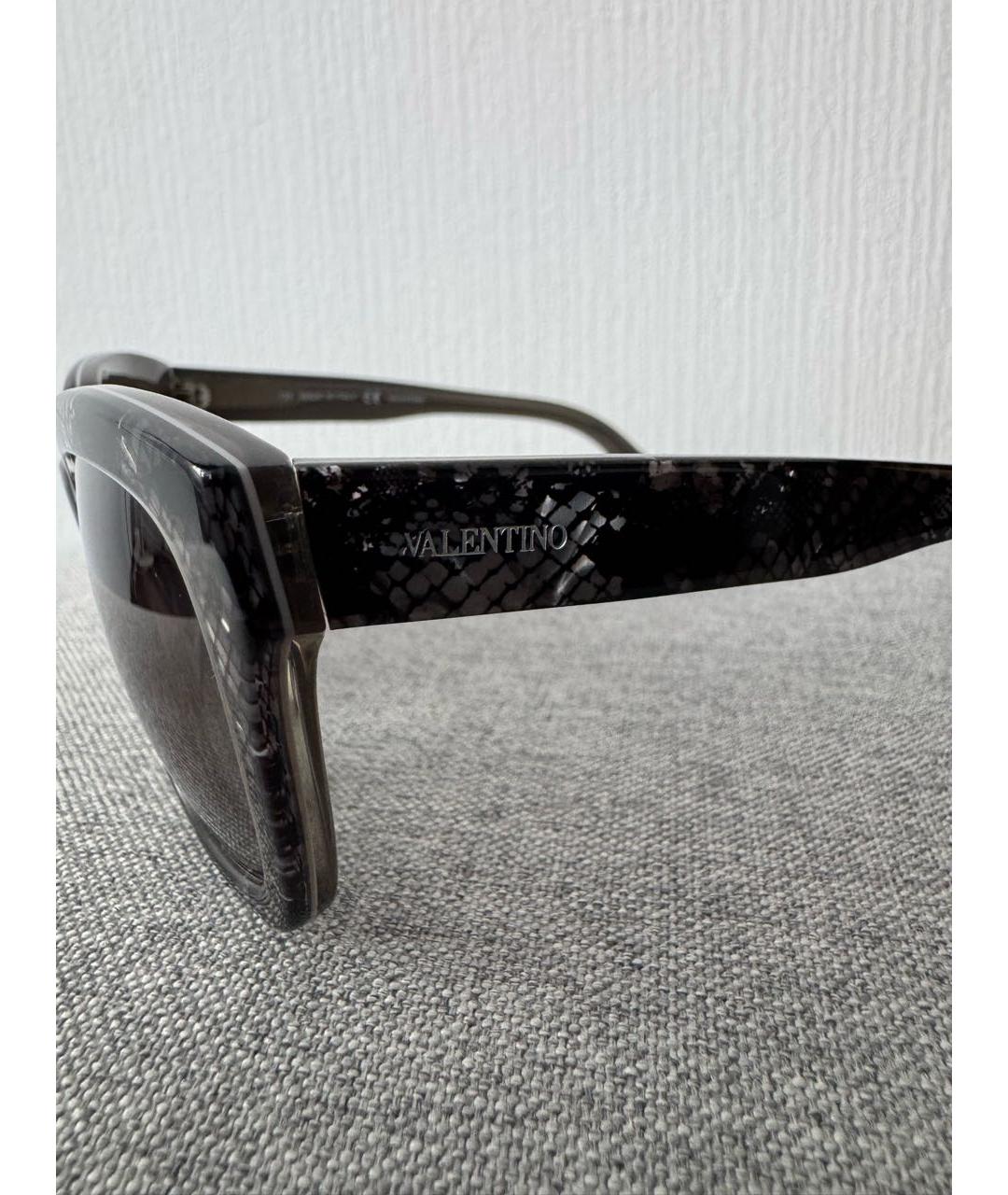 VALENTINO Серые пластиковые солнцезащитные очки, фото 3