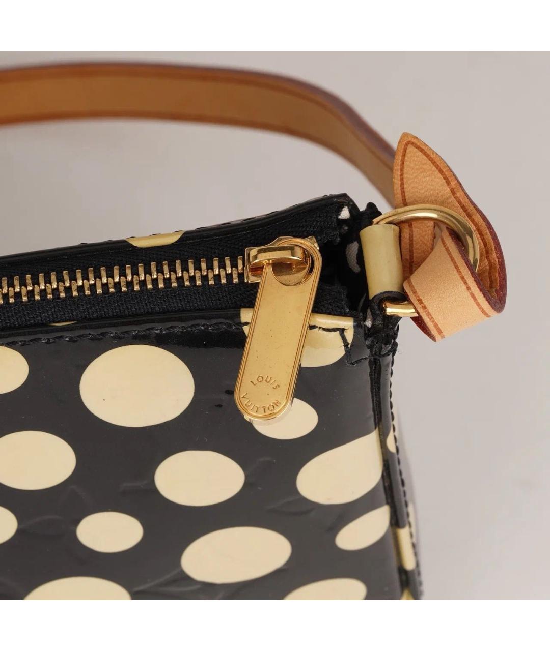 LOUIS VUITTON Черная сумка с короткими ручками из лакированной кожи, фото 7