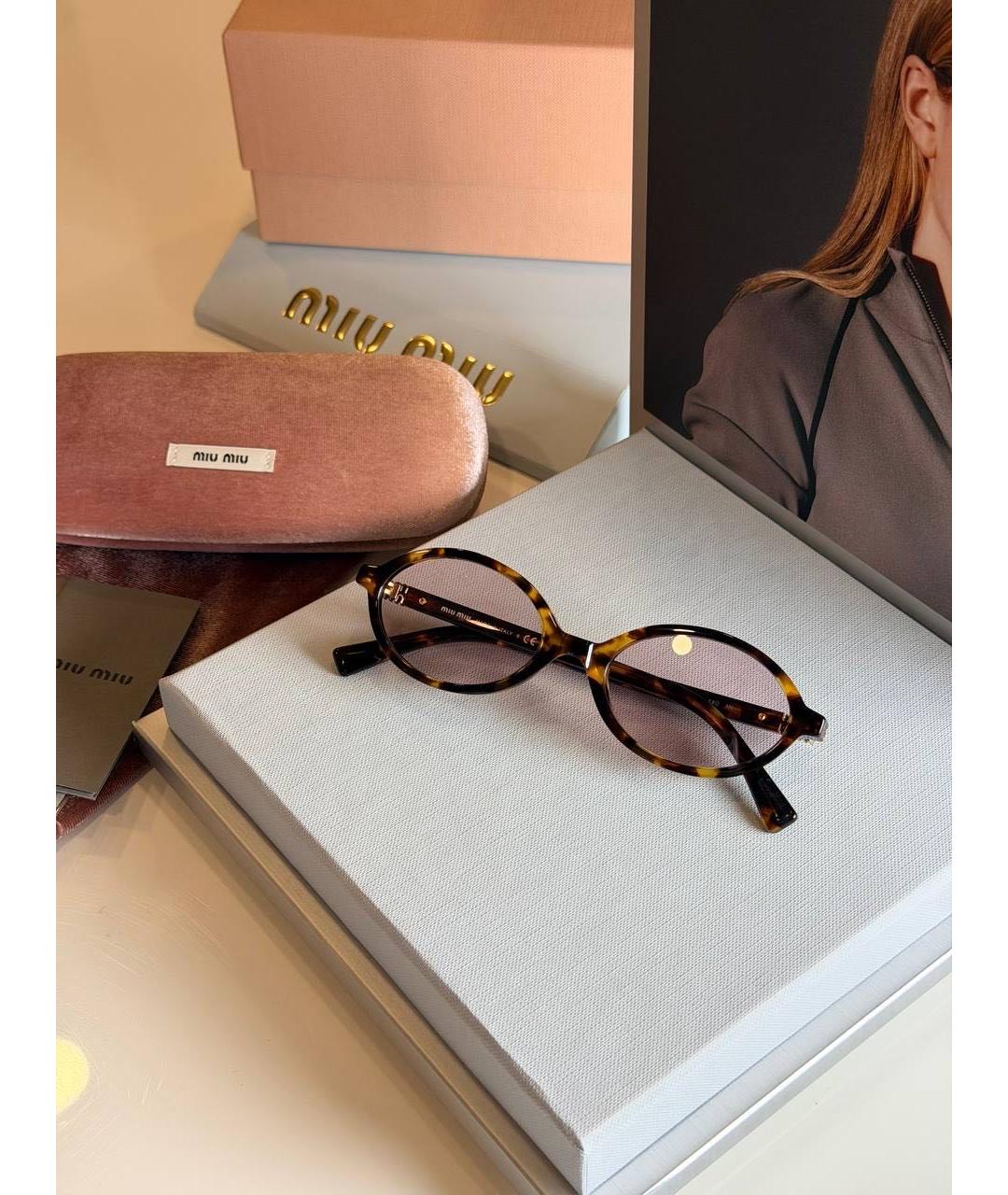 MIU MIU Коричневые пластиковые солнцезащитные очки, фото 4