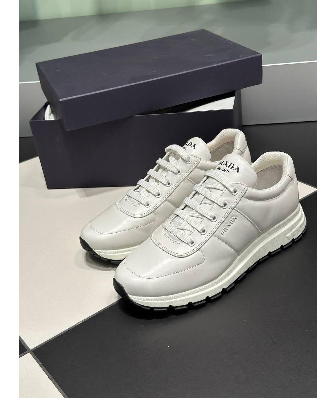 PRADA Белые кожаные низкие кроссовки / кеды, фото 3