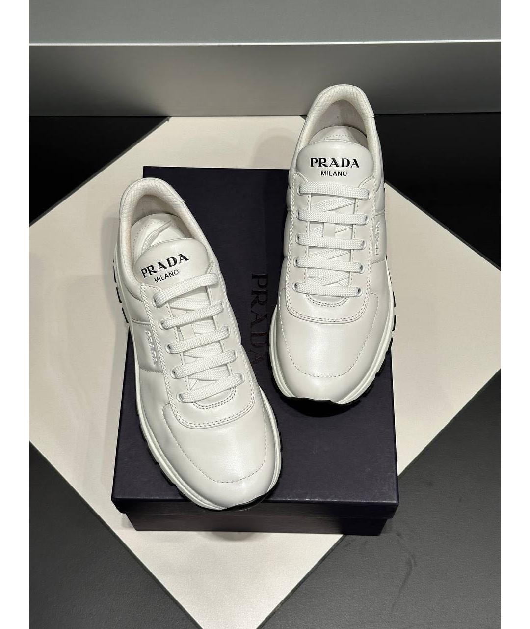 PRADA Белые кожаные низкие кроссовки / кеды, фото 4