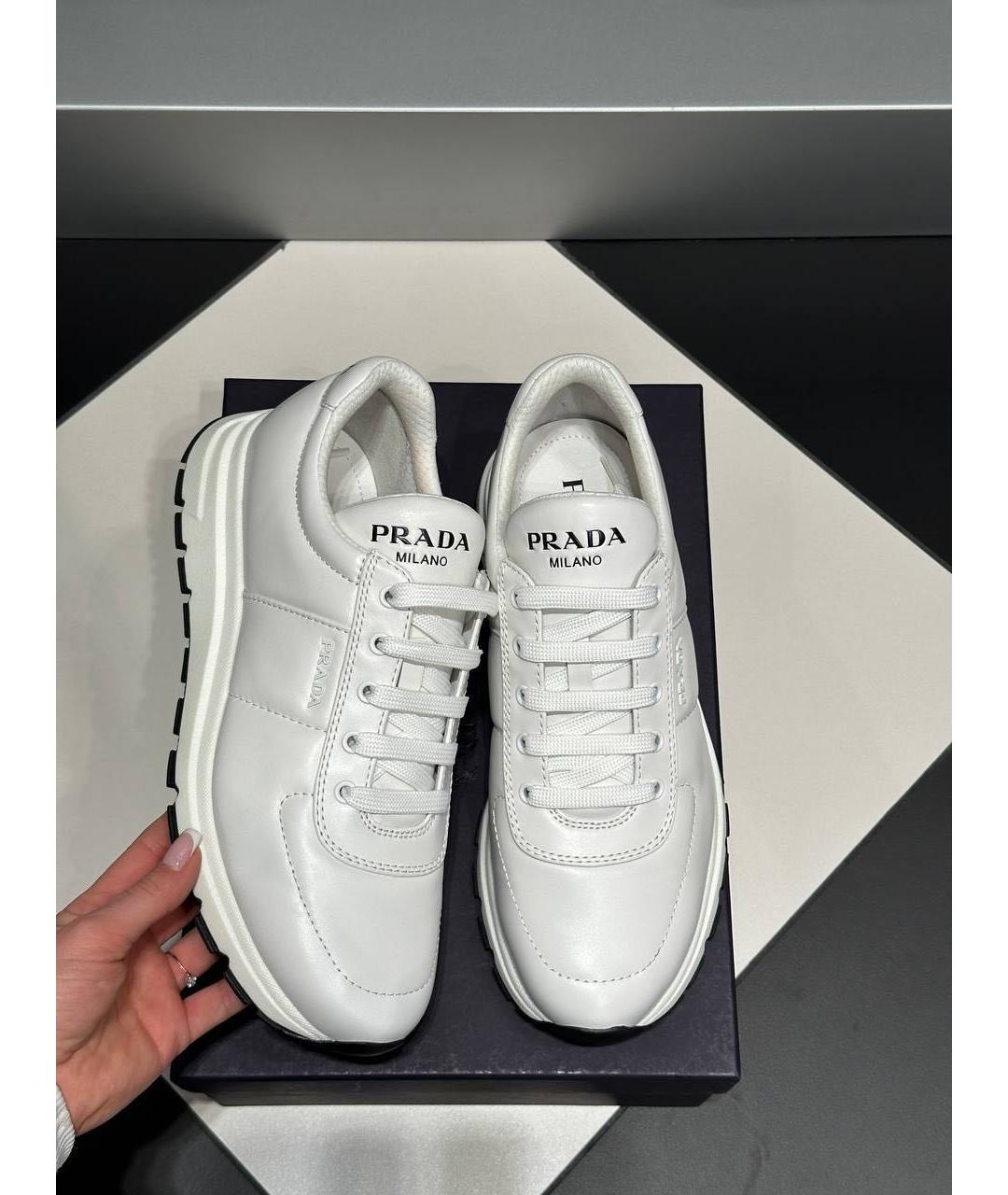 PRADA Белые кожаные низкие кроссовки / кеды, фото 2