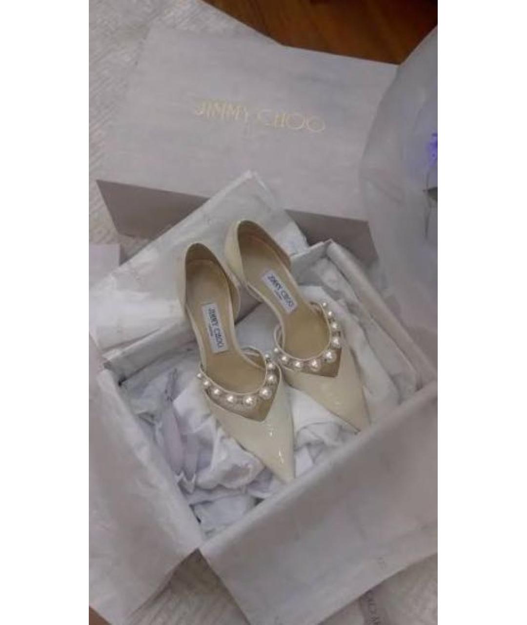 JIMMY CHOO Белые лодочки на низком каблуке из лакированной кожи, фото 5