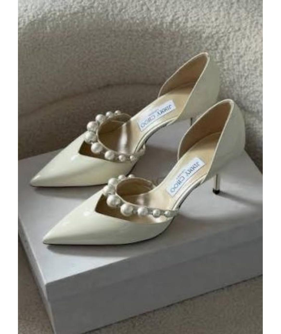 JIMMY CHOO Белые лодочки на низком каблуке из лакированной кожи, фото 6