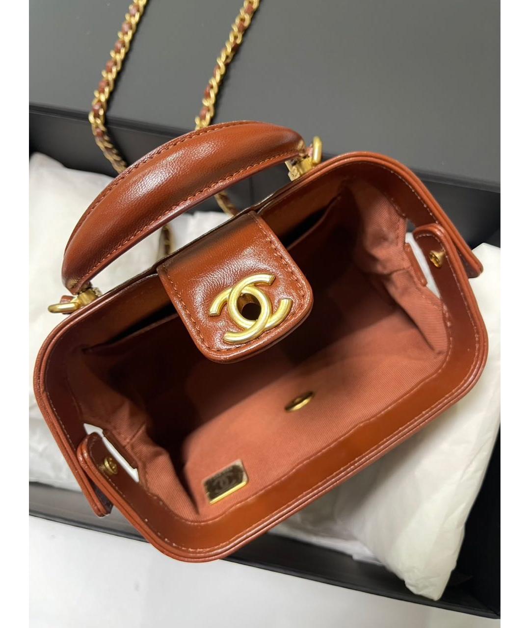 CHANEL Коричневая кожаная сумка с короткими ручками, фото 4