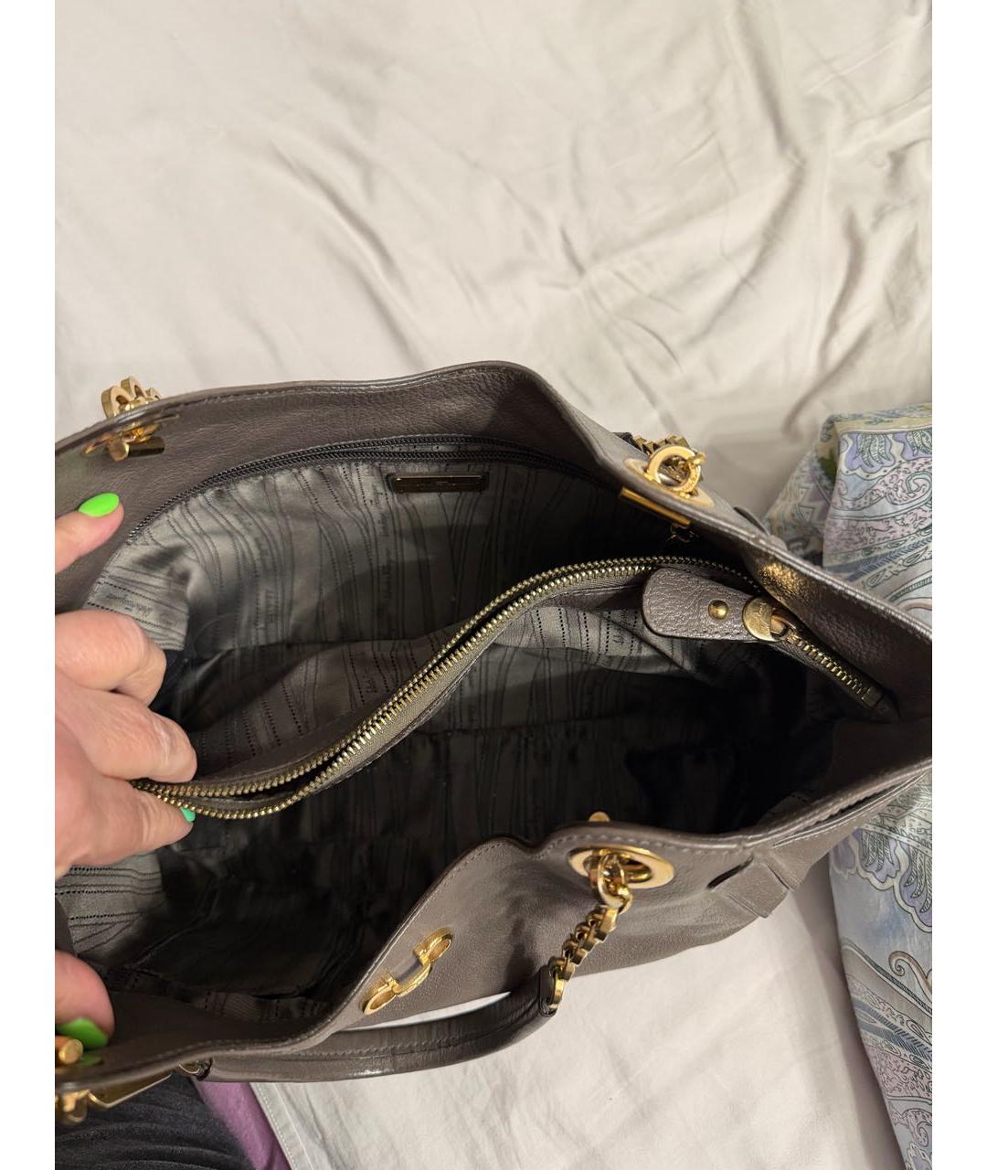 FERRAGAMO Серая кожаная сумка с короткими ручками, фото 4