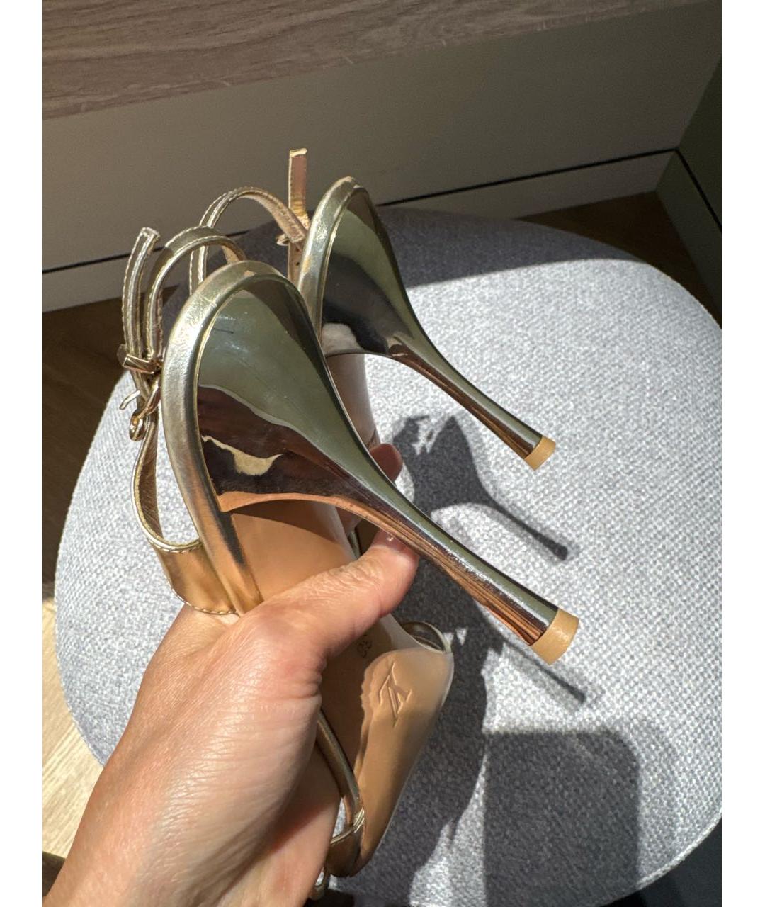 LOUIS VUITTON Золотые кожаные босоножки, фото 2