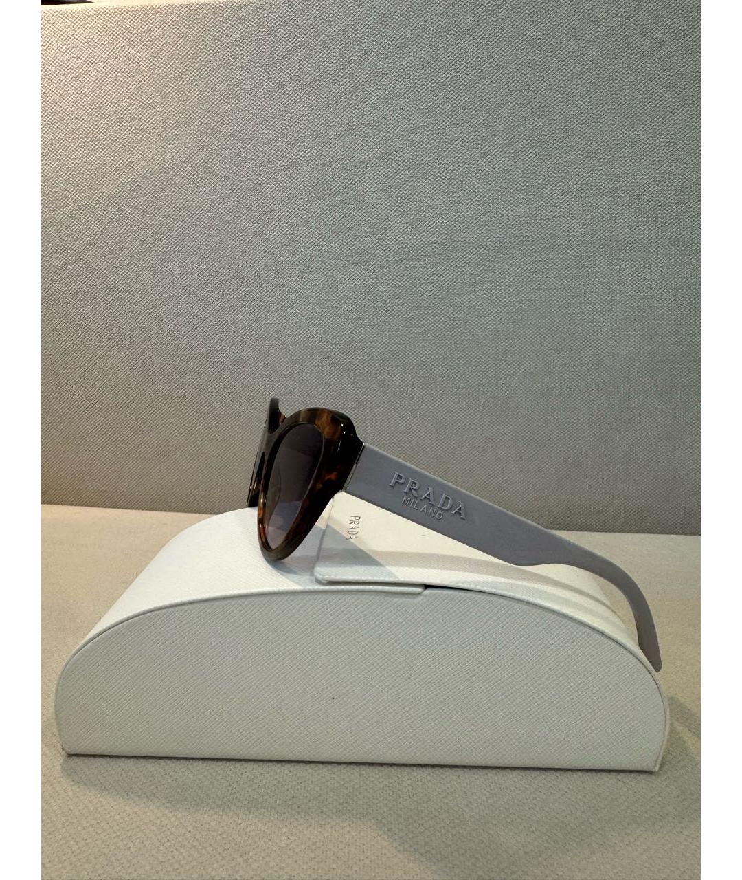 PRADA Коричневые пластиковые солнцезащитные очки, фото 3