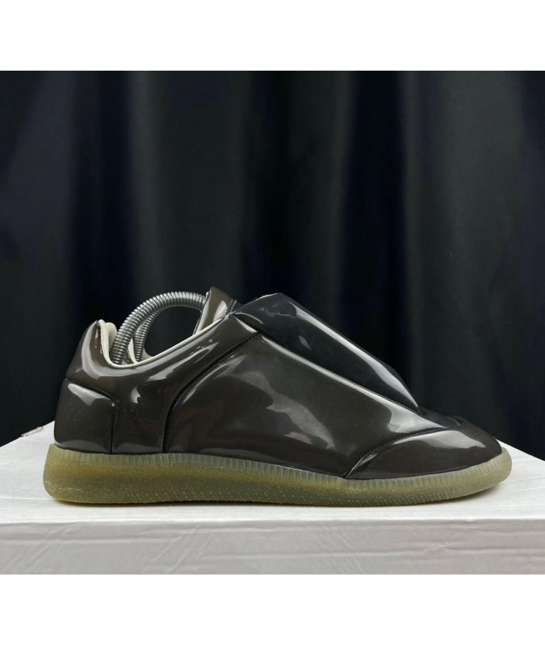 MAISON MARGIELA Антрацитовые низкие кроссовки / кеды из лакированной кожи, фото 7