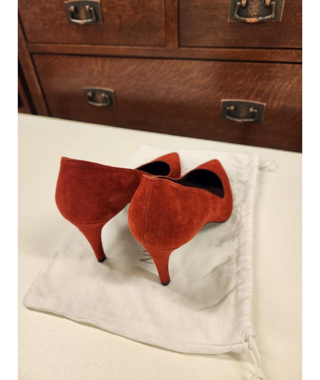 STUART WEITZMAN Красные замшевые туфли, фото 4