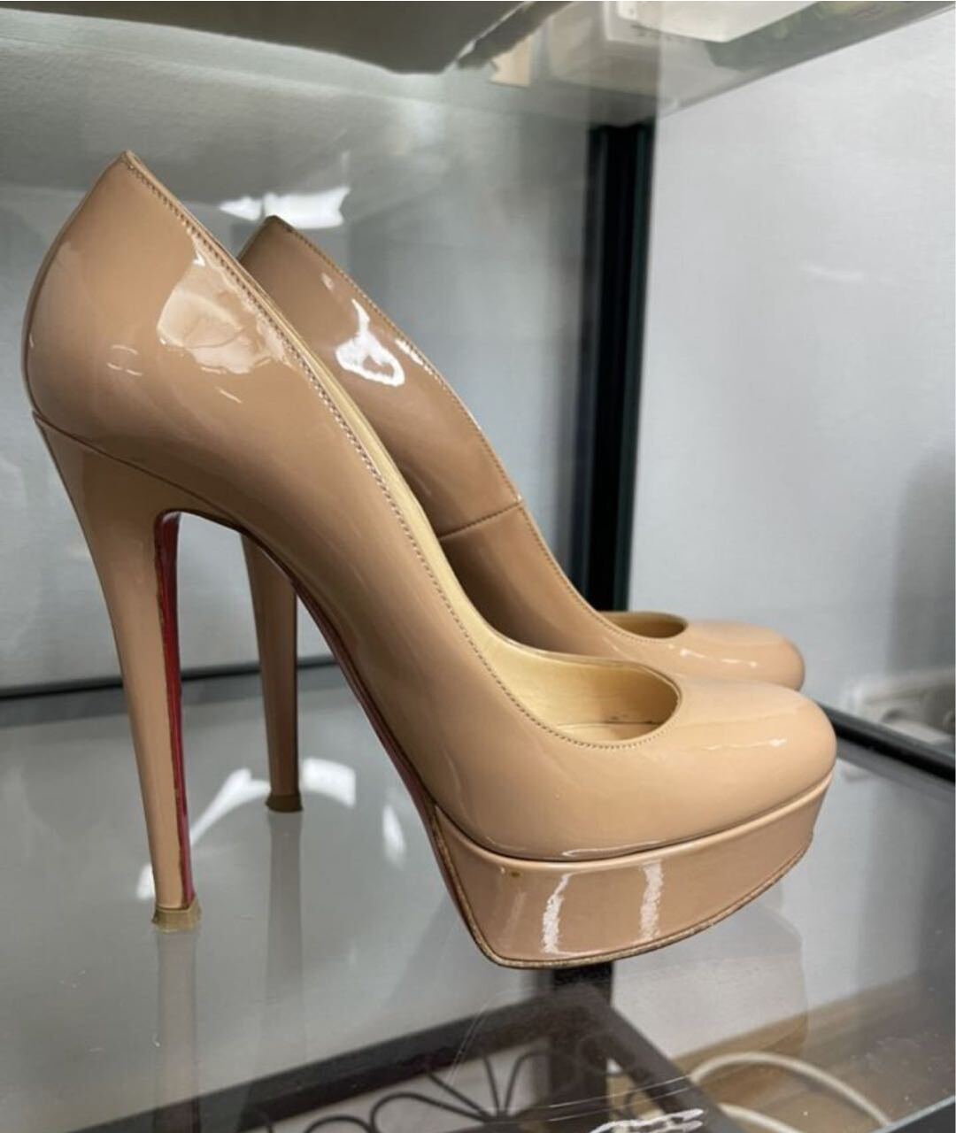 CHRISTIAN LOUBOUTIN Бежевые туфли из лакированной кожи, фото 5