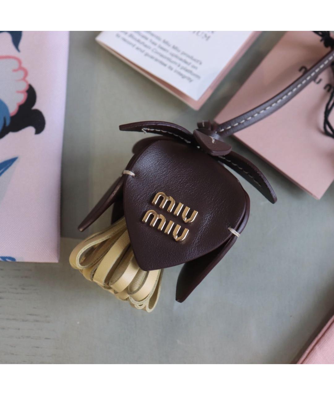 MIU MIU Коричневый брелок, фото 4