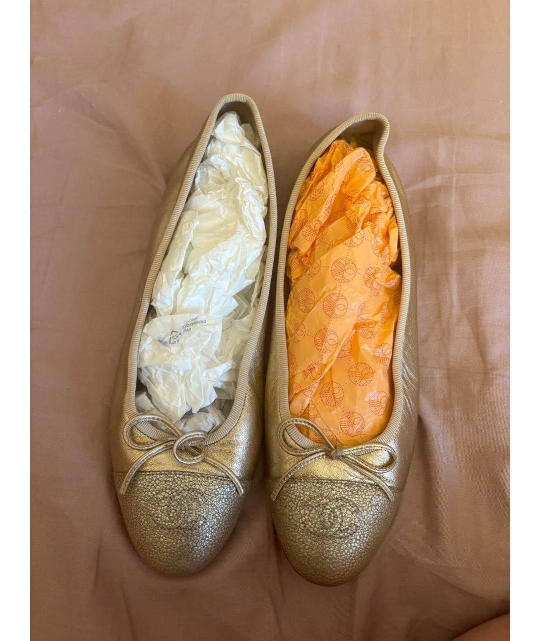 CHANEL Золотые кожаные балетки, фото 5