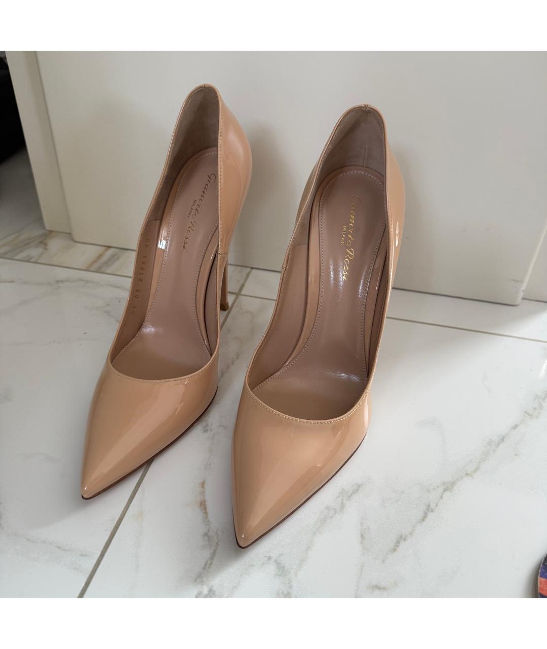 GIANVITO ROSSI Бежевые туфли из лакированной кожи, фото 2