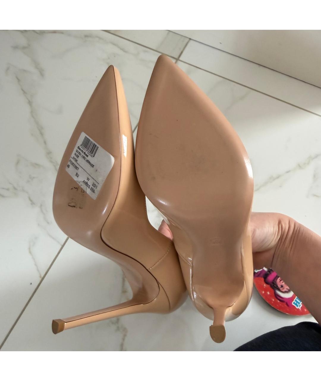 GIANVITO ROSSI Бежевые туфли из лакированной кожи, фото 5