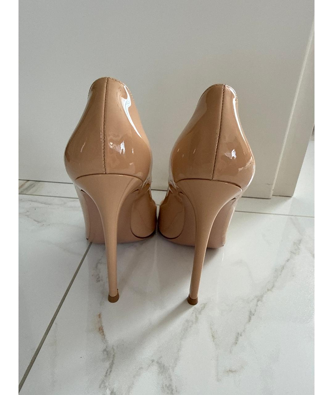 GIANVITO ROSSI Бежевые туфли из лакированной кожи, фото 4