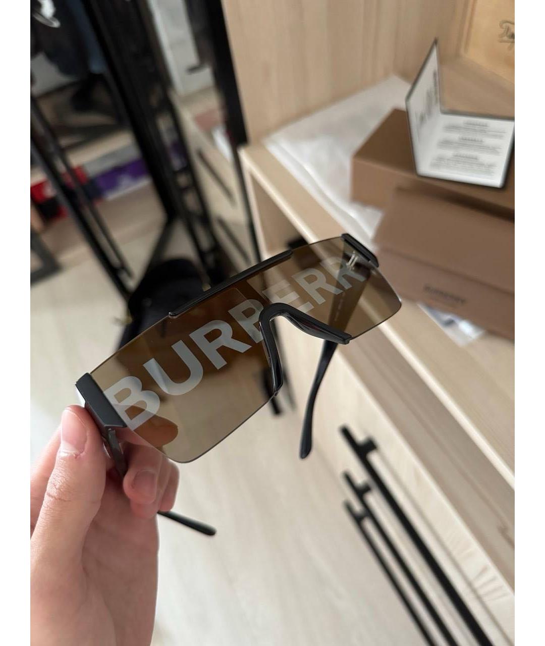 BURBERRY Черные пластиковые солнцезащитные очки, фото 7