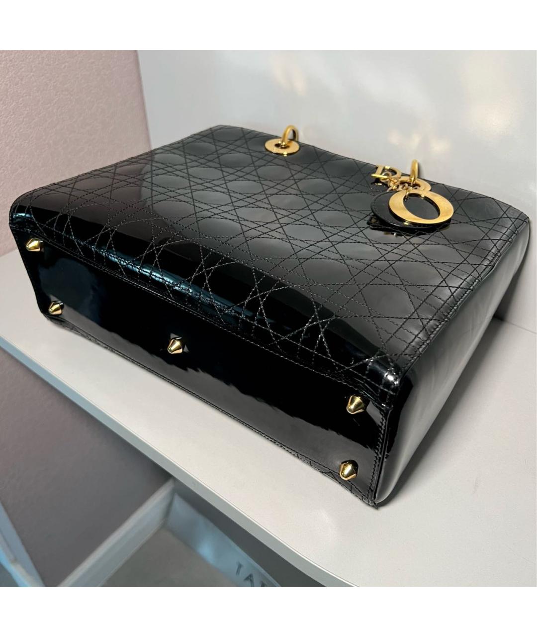 CHRISTIAN DIOR Черная сумка с короткими ручками из лакированной кожи, фото 5