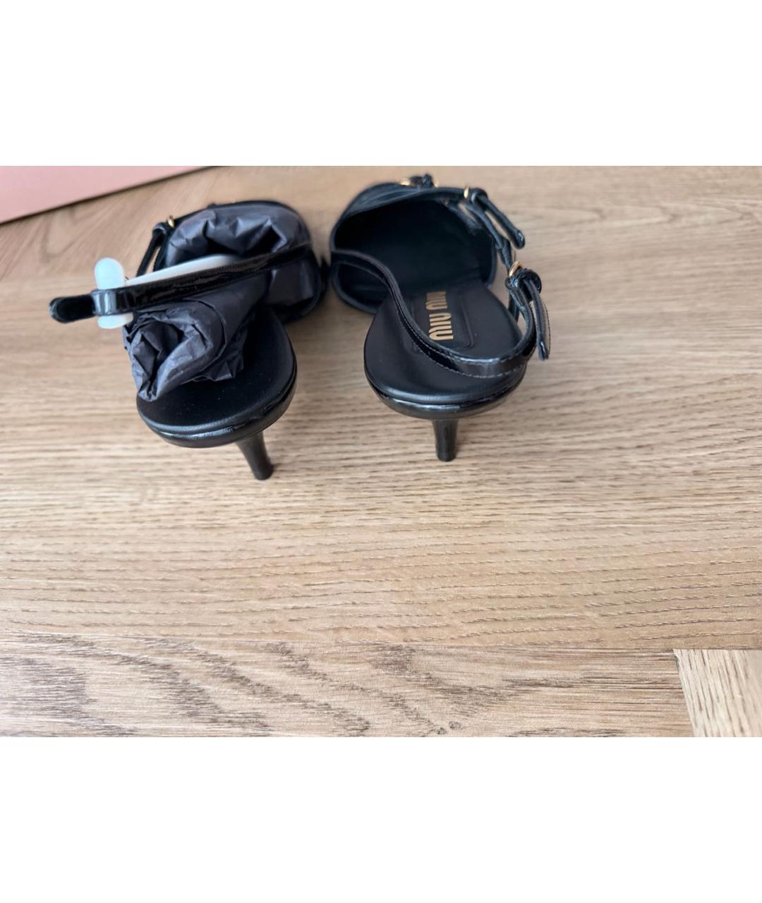MIU MIU Черные лодочки на низком каблуке из лакированной кожи, фото 4