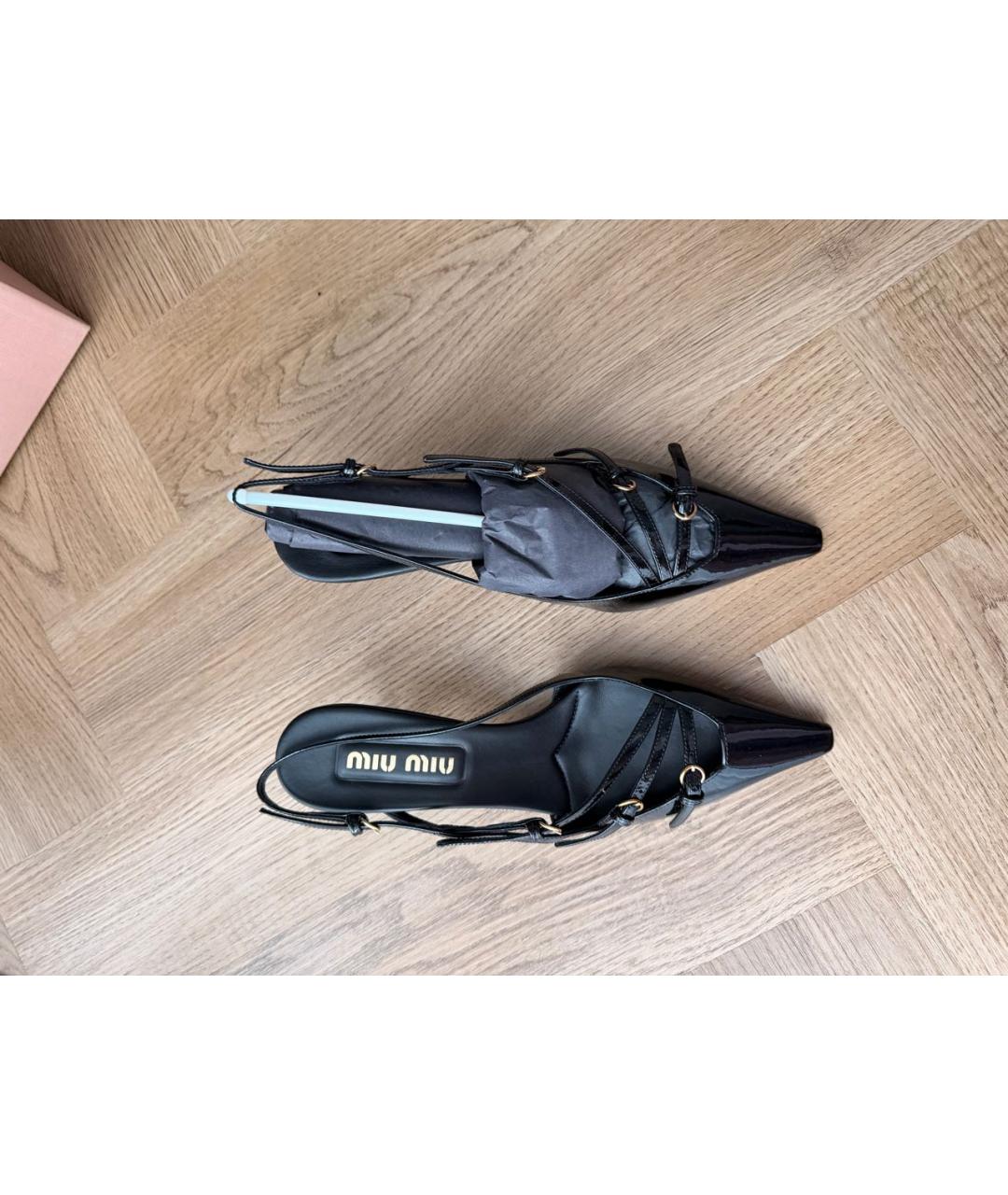 MIU MIU Черные лодочки на низком каблуке из лакированной кожи, фото 3