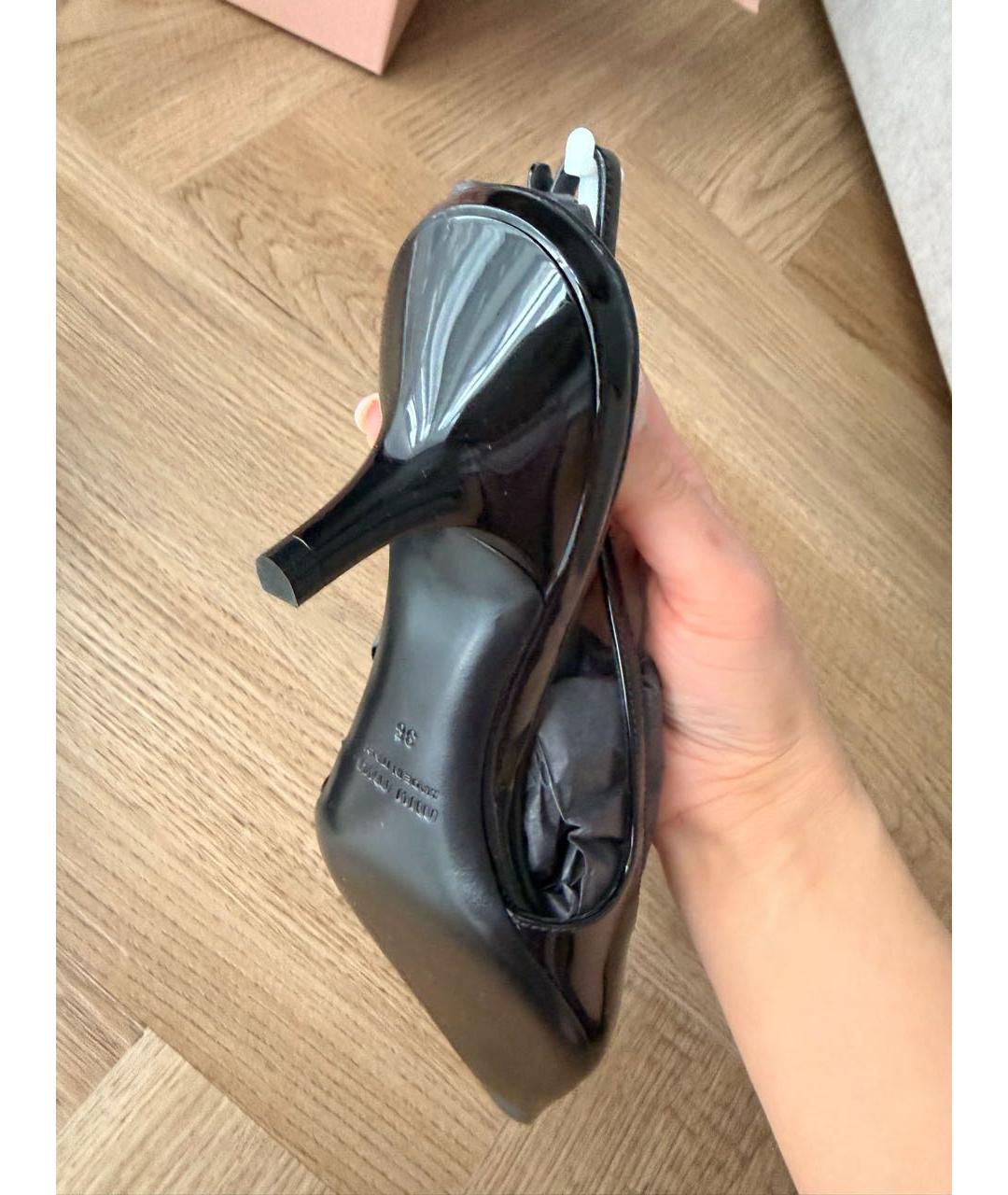 MIU MIU Черные лодочки на низком каблуке из лакированной кожи, фото 8