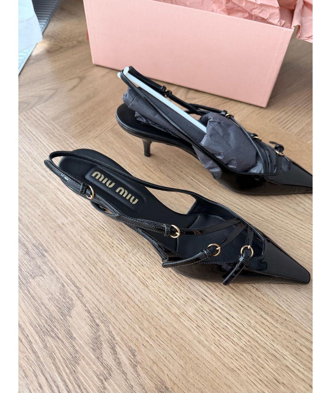 MIU MIU Черные лодочки на низком каблуке из лакированной кожи, фото 6