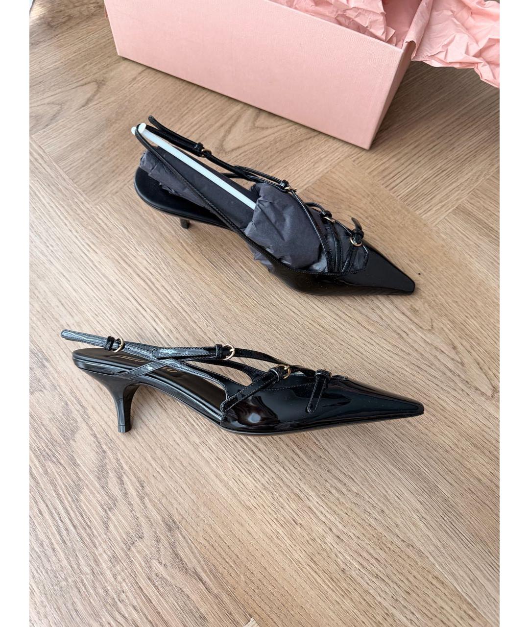 MIU MIU Черные лодочки на низком каблуке из лакированной кожи, фото 9