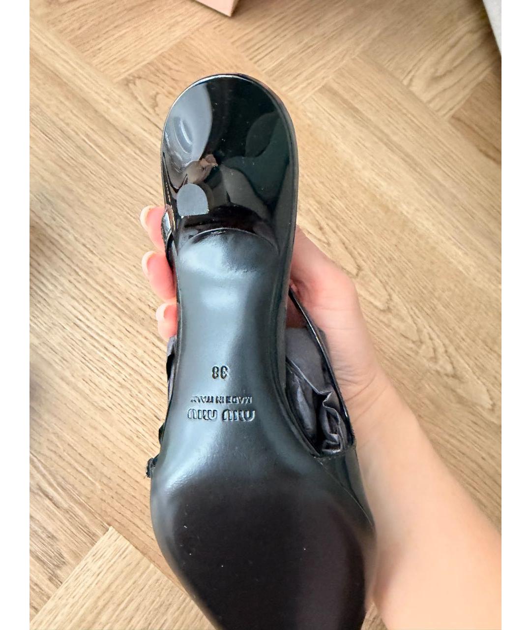 MIU MIU Черные лодочки на низком каблуке из лакированной кожи, фото 7
