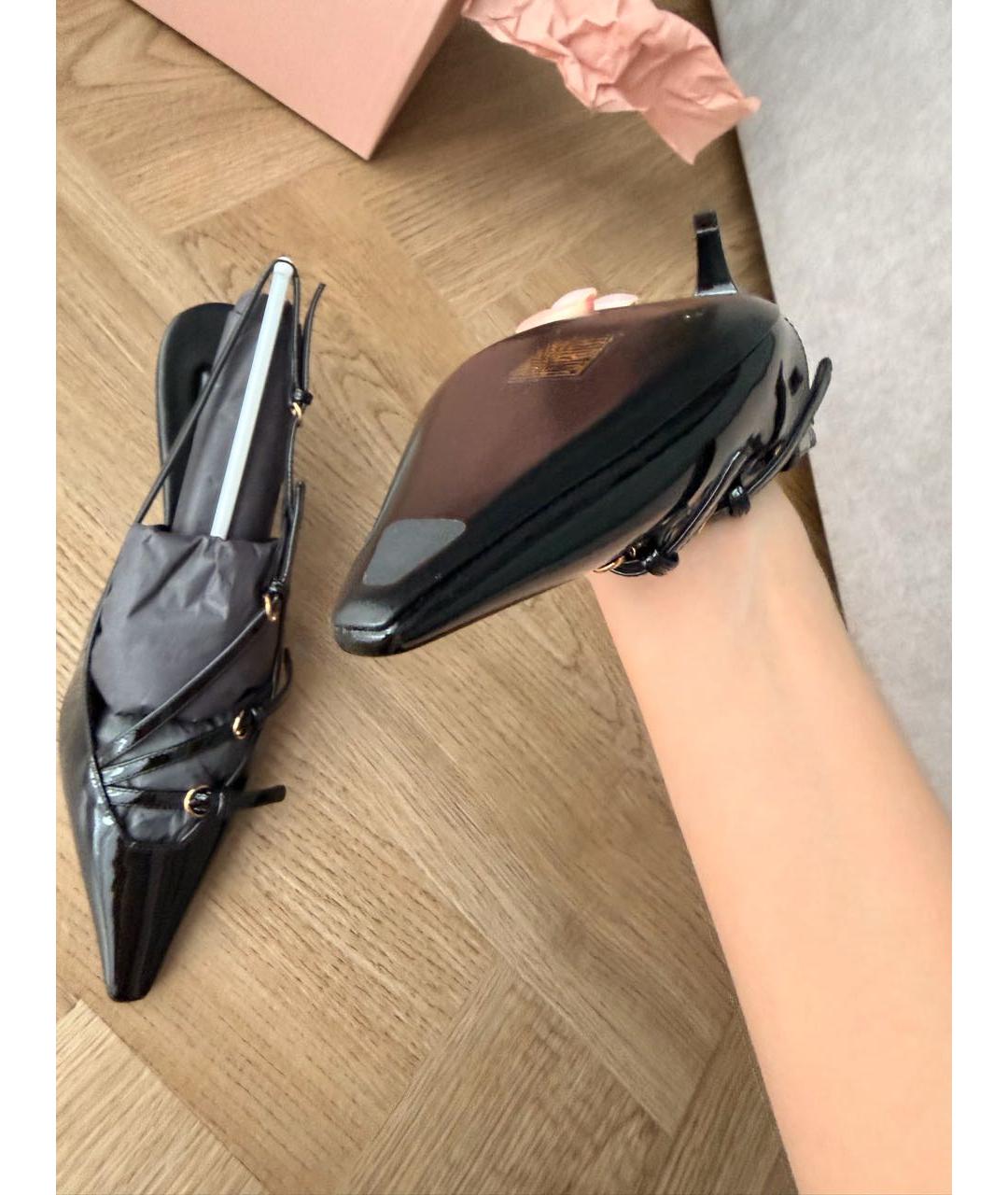 MIU MIU Черные лодочки на низком каблуке из лакированной кожи, фото 2