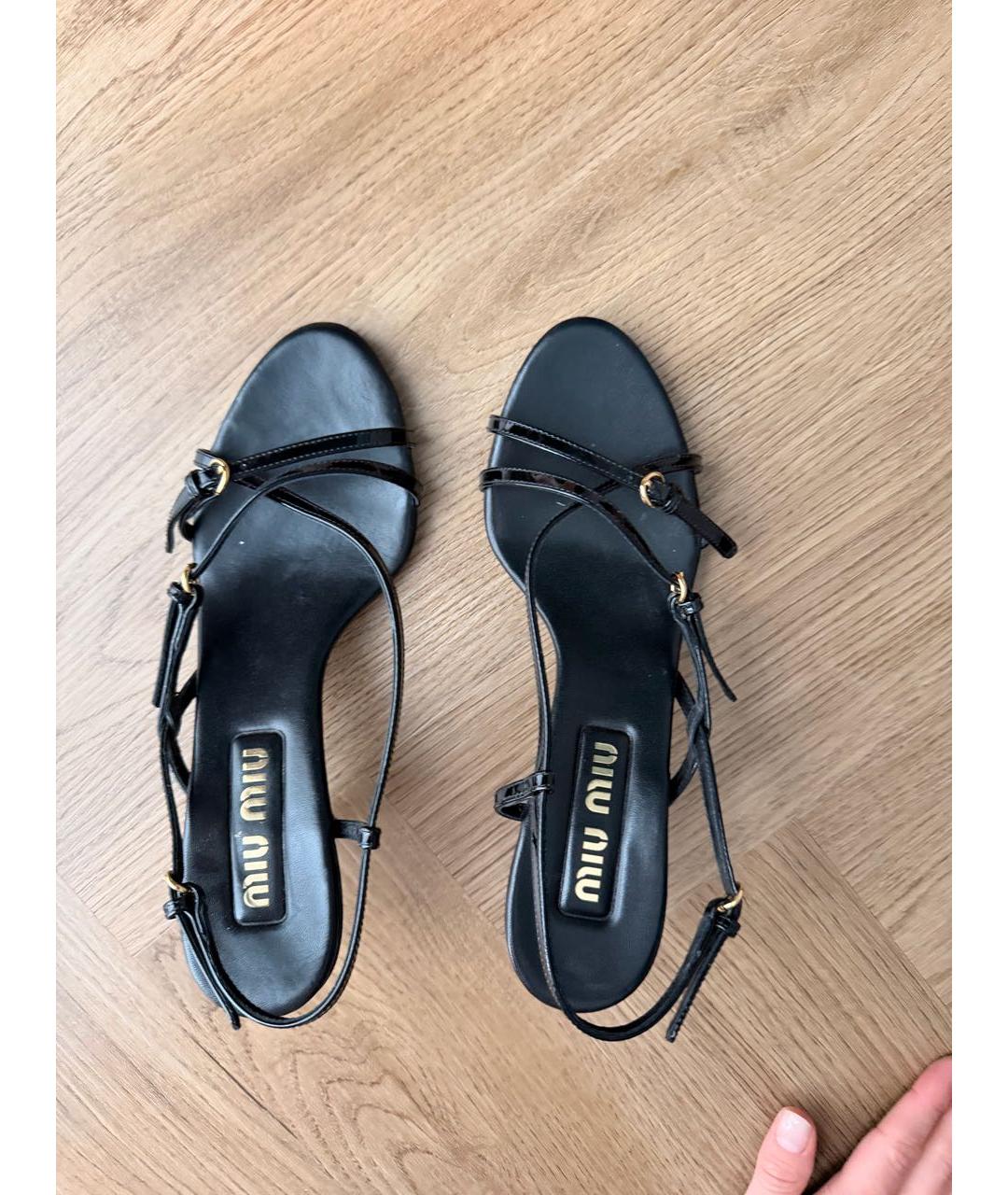 MIU MIU Черные босоножки из лакированной кожи, фото 2