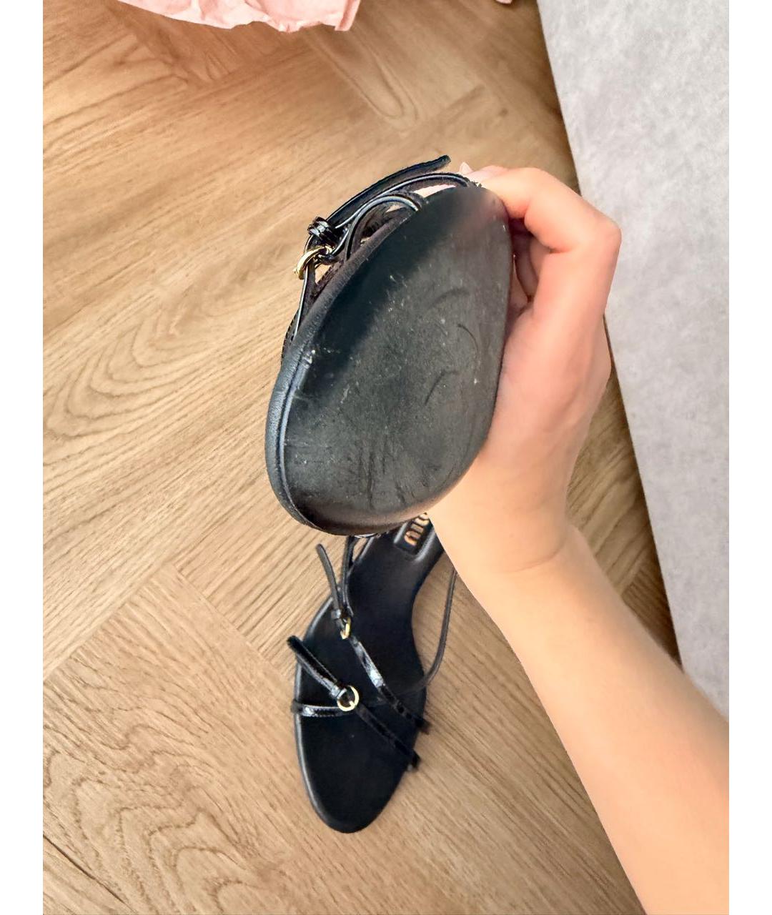 MIU MIU Черные босоножки из лакированной кожи, фото 7