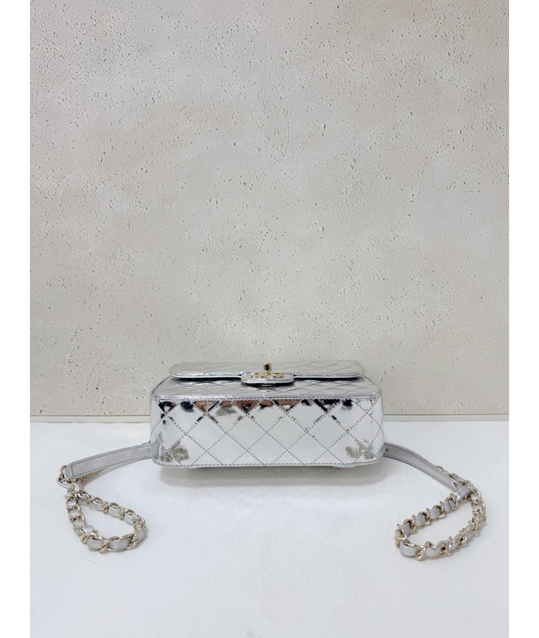CHANEL Серебряная сумка через плечо из лакированной кожи, фото 5