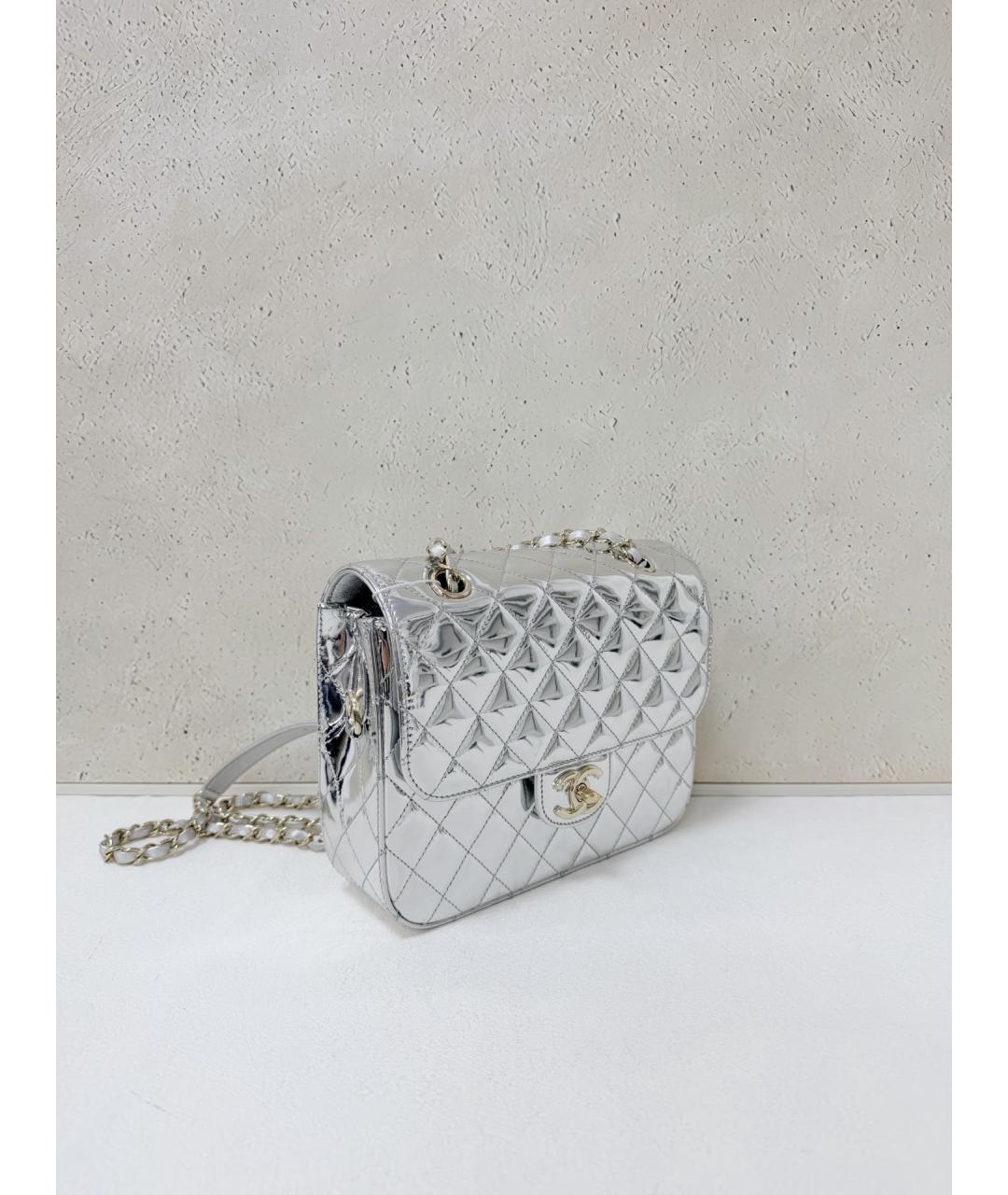 CHANEL Серебряная сумка через плечо из лакированной кожи, фото 4