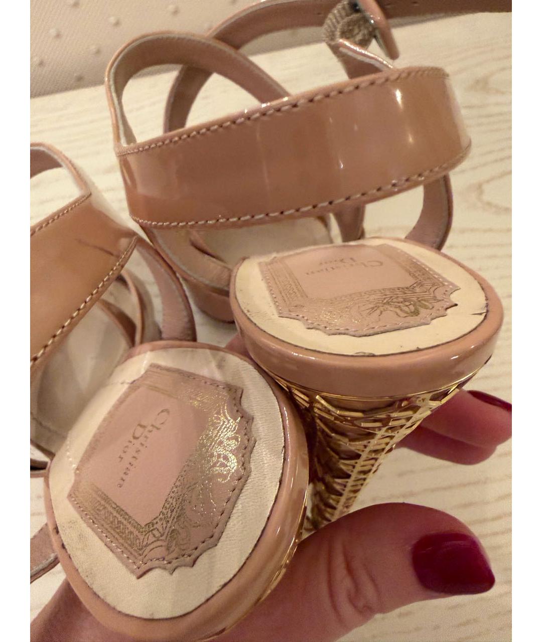 CHRISTIAN DIOR Бежевые босоножки из лакированной кожи, фото 5