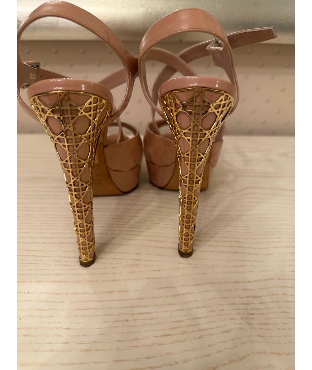CHRISTIAN DIOR Бежевые босоножки из лакированной кожи, фото 8