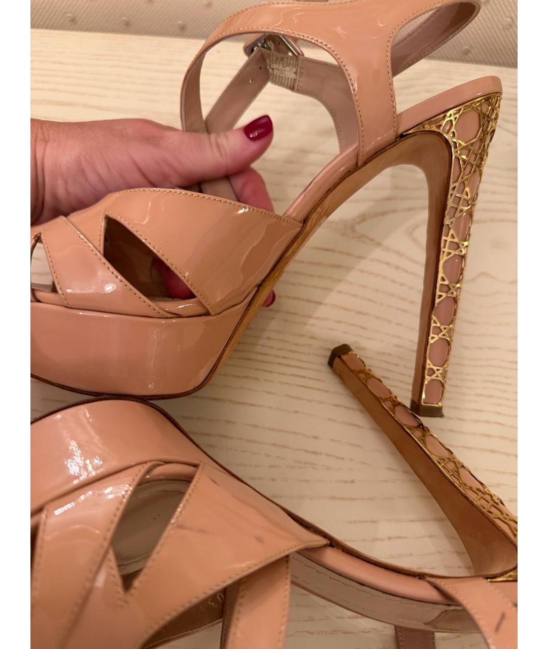 CHRISTIAN DIOR Бежевые босоножки из лакированной кожи, фото 3