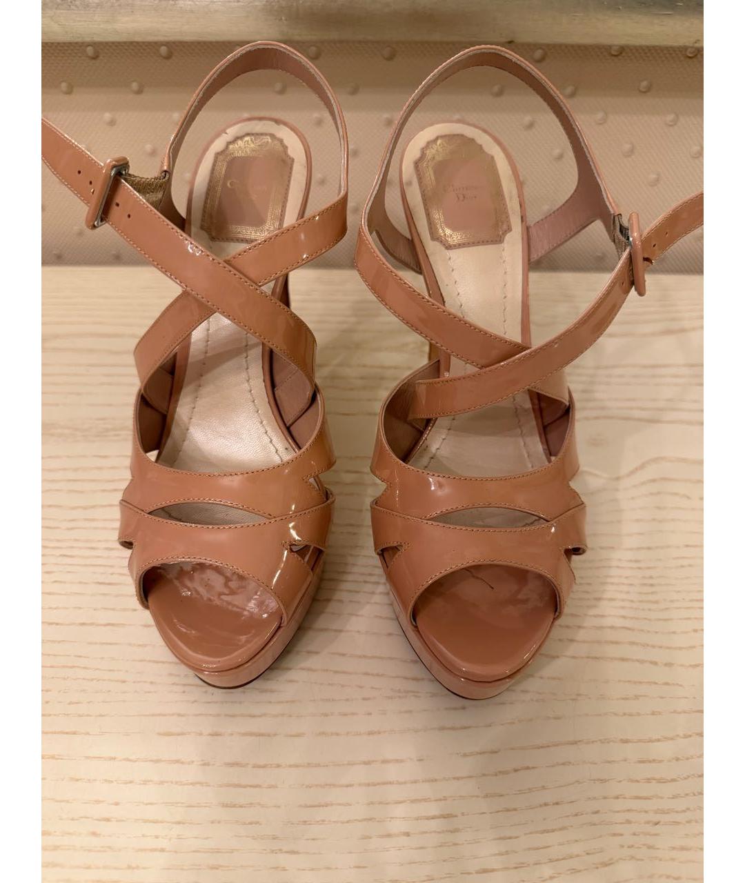 CHRISTIAN DIOR Бежевые босоножки из лакированной кожи, фото 2