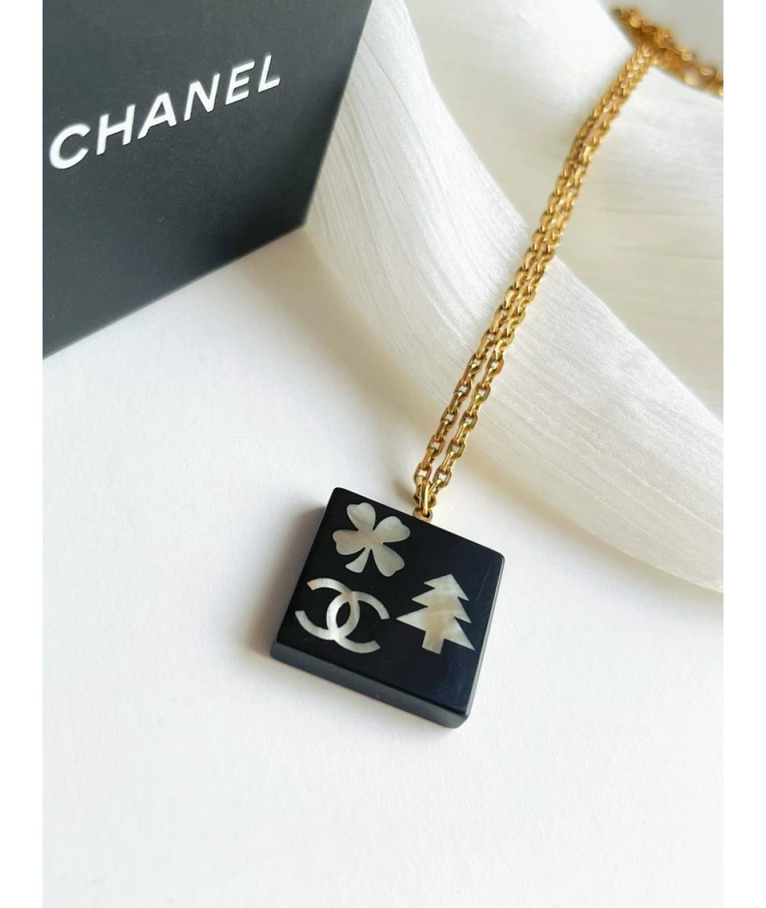 CHANEL Черная пластиковая подвеска, фото 3