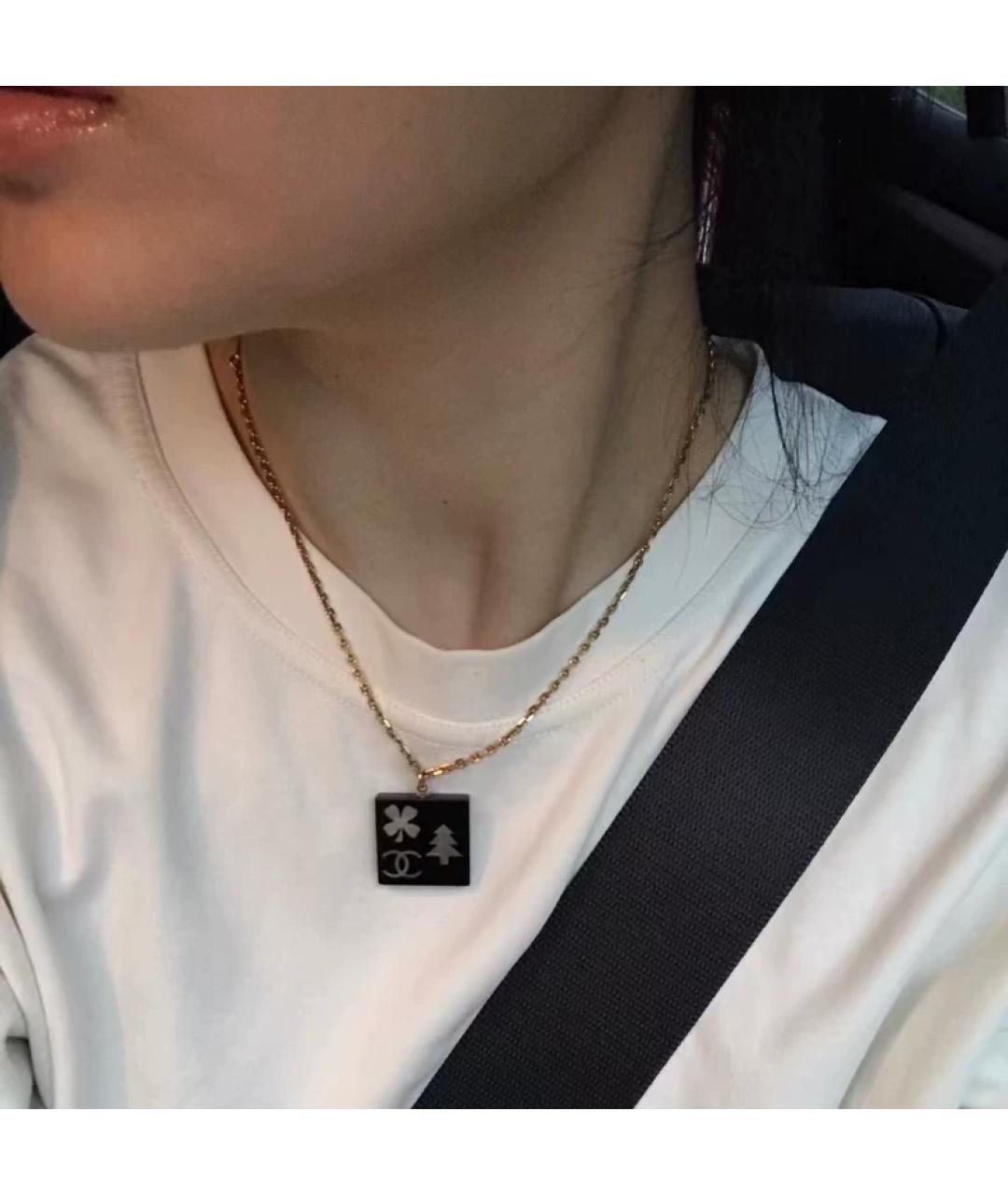 CHANEL Черная пластиковая подвеска, фото 5