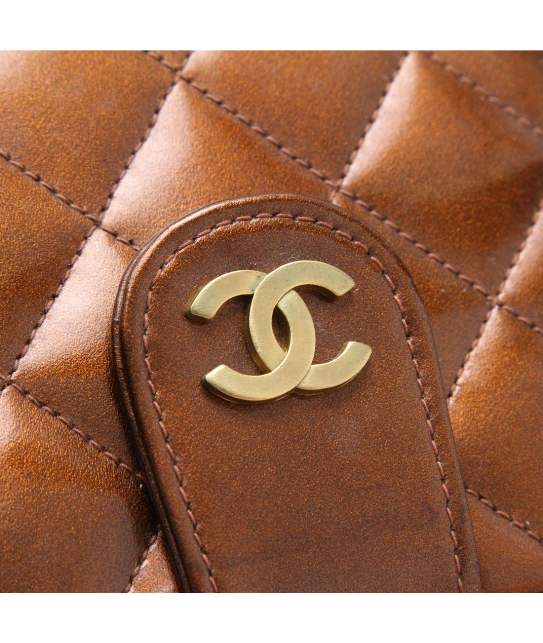 CHANEL Коричневая сумка с короткими ручками из лакированной кожи, фото 8