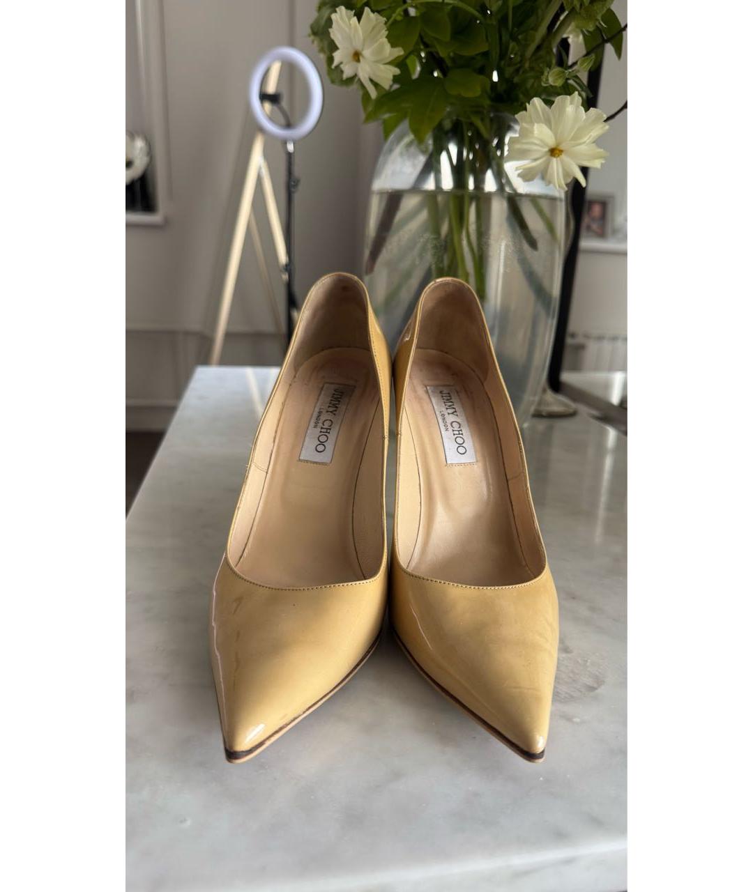 JIMMY CHOO Бежевые туфли из лакированной кожи, фото 2