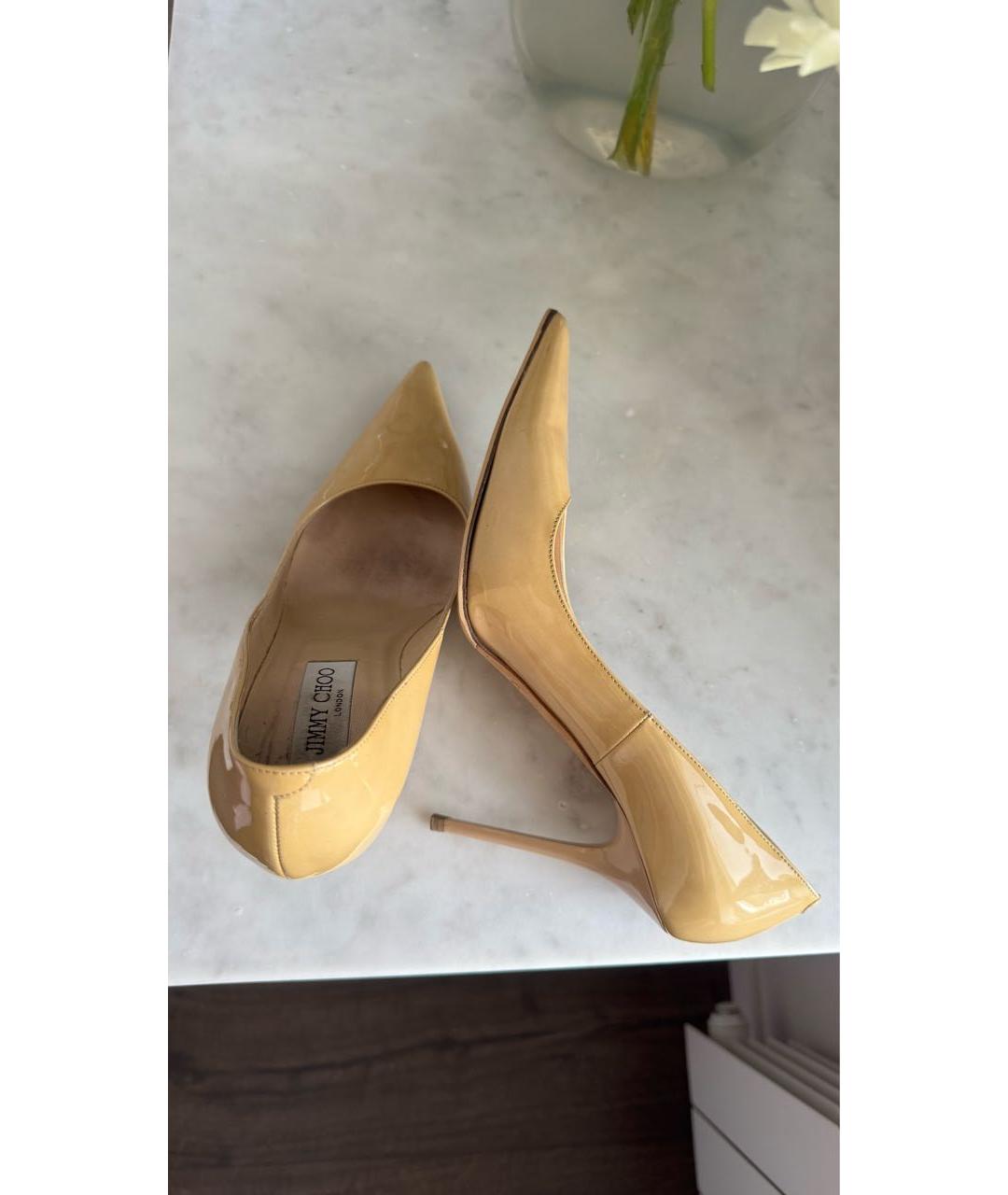 JIMMY CHOO Бежевые туфли из лакированной кожи, фото 5