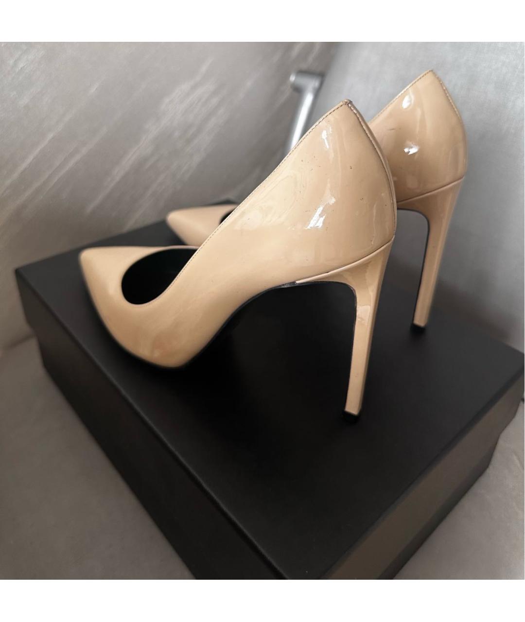 SAINT LAURENT Бежевые туфли из лакированной кожи, фото 2