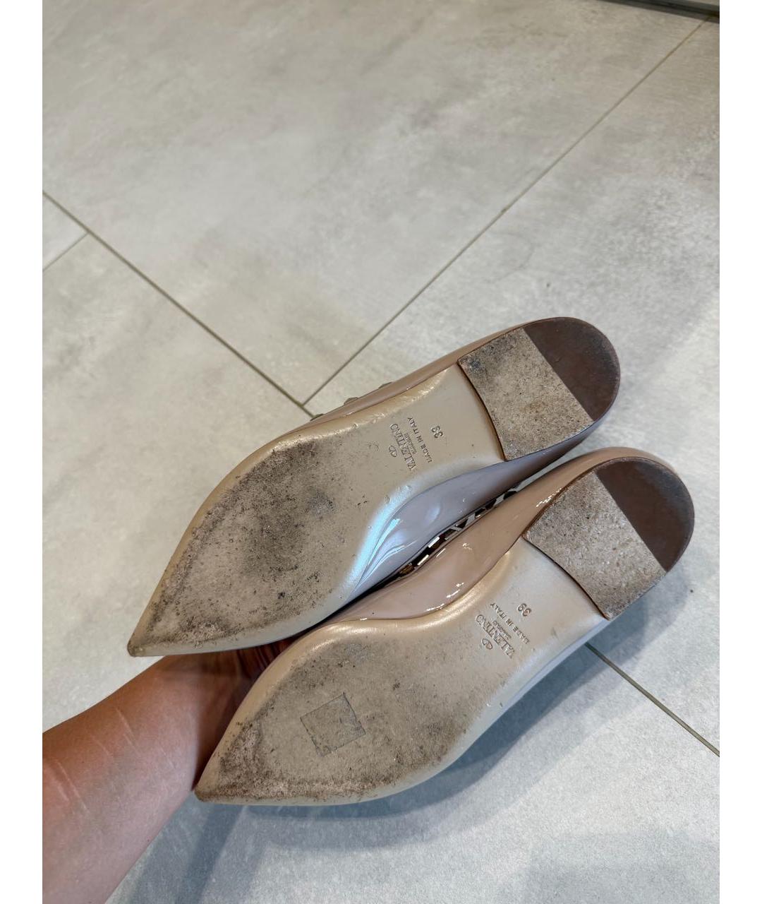 VALENTINO Бежевые балетки из лакированной кожи, фото 6