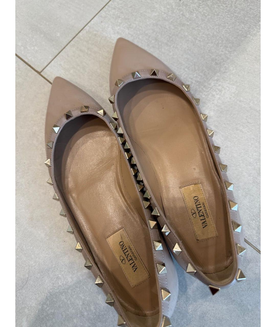 VALENTINO Бежевые балетки из лакированной кожи, фото 3